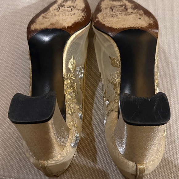 STUART WEITZMAN Embroidered mesh pumps GOLD 2.5” semi-block heel EUC US 8.5 Med - Picture 14 of 15